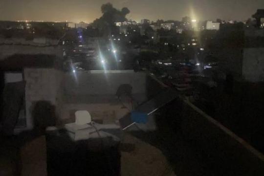 غارات إسرائيلية تستهدف غزة.. قصف مبنى سكني في الشجاعية واغتيال مسؤولين أمنيين في دير البلح
