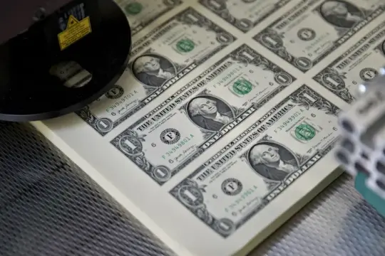 الدولار يتجه لأفضل أداء أسبوعي في شهر مع تصاعد التوترات