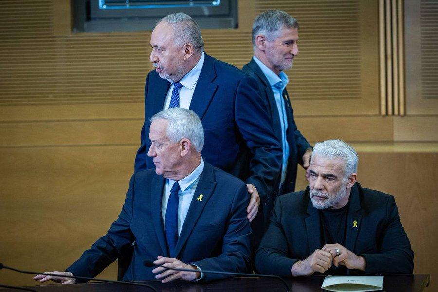 لبيد وغانتس وليبرمان يرفضون لجنة التحقيق غير الرسمية ويعتبرون الخطوات الأمنية للحكومة “خطراً على إسرائيل”