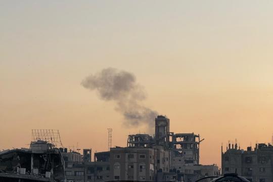 قصف إسرائيلي يستهدف بناية سكنية وسط خان يونس وتصعيد متواصل في قطاع غزة