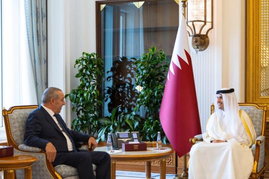 حسين الشيخ يبحث مع رئيس الوزراء القطري مستجدات القضية الفلسطينية في الدوحة