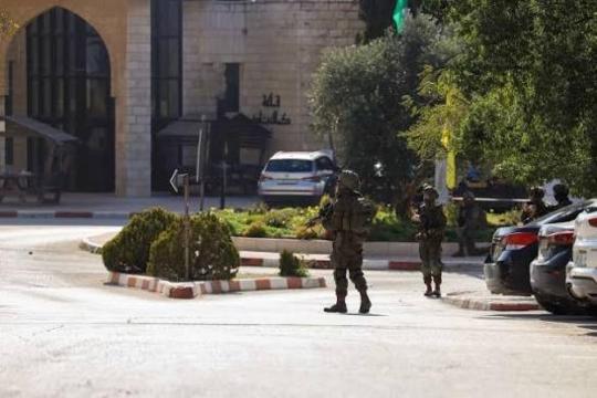 جامعة بيرزيت تُدين اقتحام الاحتلال حرمها وتدمير صرح الشهداء