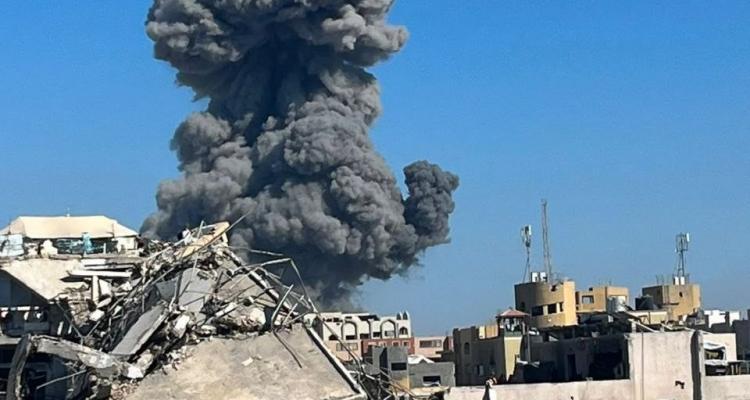أربعة مصابين في قصف قرب محطة راضي غرب النصيرات، وإصابات أخرى جراء استهداف منزل لعائلة العريني غرب مدينة غزة.