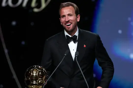 هاري كين يتوج بالكرة الذهبية 2026 بعد موسم استثنائي مع بايرن ميونخ