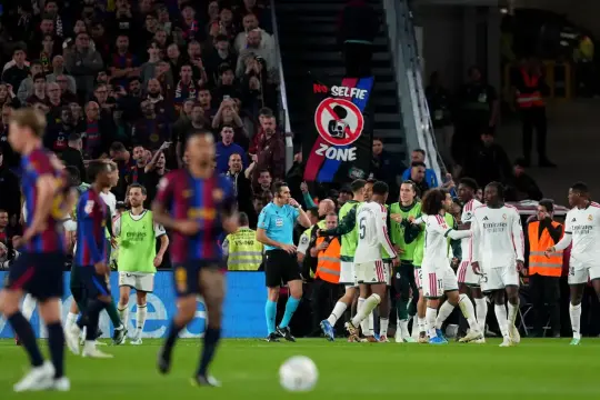 ريال مدريد يهزم برشلونة في الكلاسيكو بثنائية مبابي ويقلص الفارق في صدارة الليغا