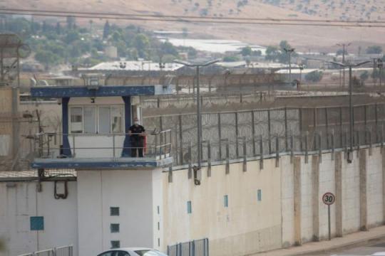 مكتب إعلام الأسرى: حرمان أسرى فلسطينيين من الطعام لأسبوع خلال التحقيقات العسكرية