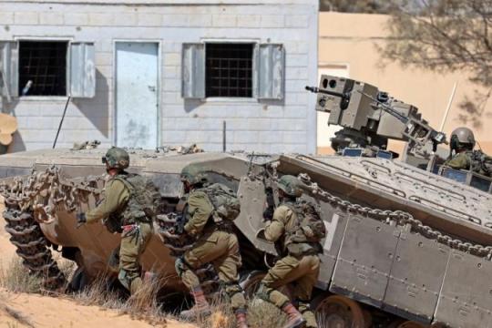 الجيش الإسرائيلي ينقل لواء غولاني إلى الجبهة الشمالية ويعزز قواته قرب لبنان