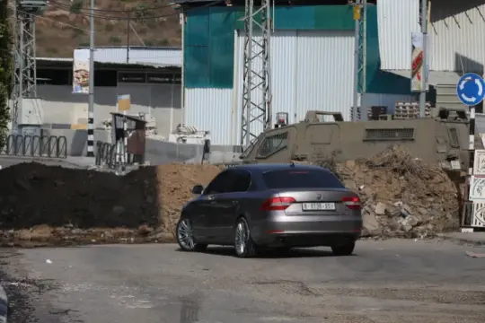 اشتباكات واعتقالات جديدة في نابلس واعتداءات إسرائيلية على مداخل الضفة الغربية