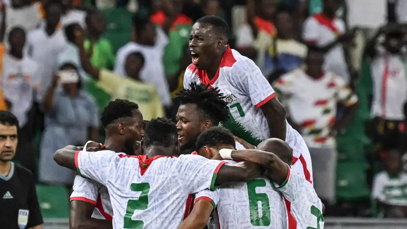 هدفان في الوقت بدل الضائع يمنحان بوركينا فاسو فوزًا دراميًا 2-1 في افتتاح دور المجموعات