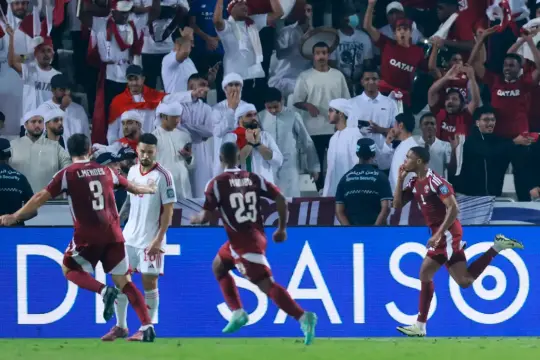 قطر تهزم الإمارات وتخطف بطاقة التأهل المباشر إلى كأس العالم 2026