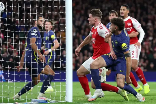 آرسنال يكتسح أتلتيكو مدريد برباعية وانتصار كبير لنيوكاسل ومان سيتي