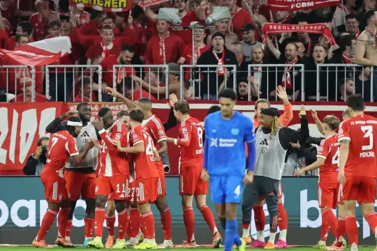 بايرن ميونيخ يواصل انطلاقته التاريخية بفوز كبير على ليفركوزن بثلاثية نظيفة