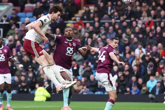 آرسنال يبتعد بصدارة البريميرليغ بفوز مريح على بيرنلي وتعثر اليونايتد