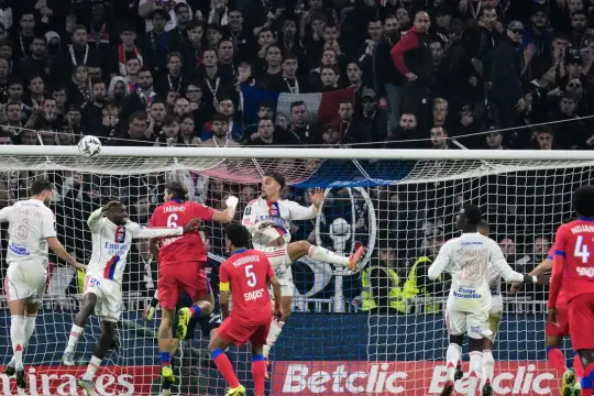 باريس سان جيرمان يخطف فوزًا قاتلًا من ليون بثلاثية مثيرة في الدوري الفرنسي