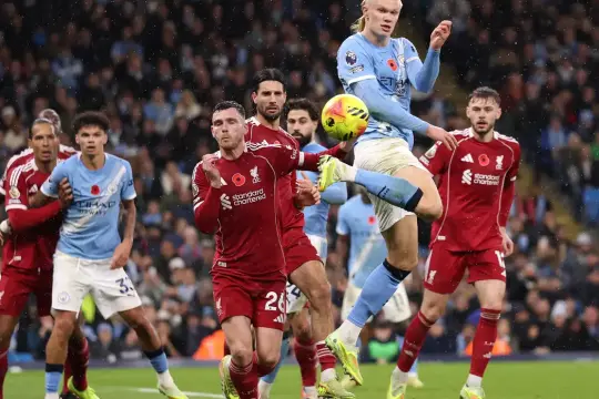 مانشستر سيتي يكتسح ليفربول بثلاثية نظيفة ويقلّص الفارق مع آرسنال