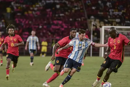 ميسي يقود الأرجنتين لتجاوز أنجولا بثنائية في مباراة احتفالية بلواندا