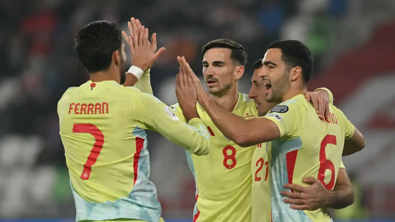 المنتخب الإسباني يواصل العلامة الكاملة ويقترب من حسم بطاقة التأهل، فيما تتضاءل آمال تركيا قبل مواجهة الحسم.