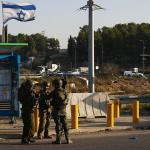 قوات الاحتلال تواصل حصار بيت أمر وتنفذ حملة اعتقالات واسعة