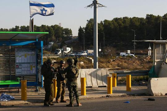 قوات الاحتلال تواصل حصار بيت أمر وتنفذ حملة اعتقالات واسعة