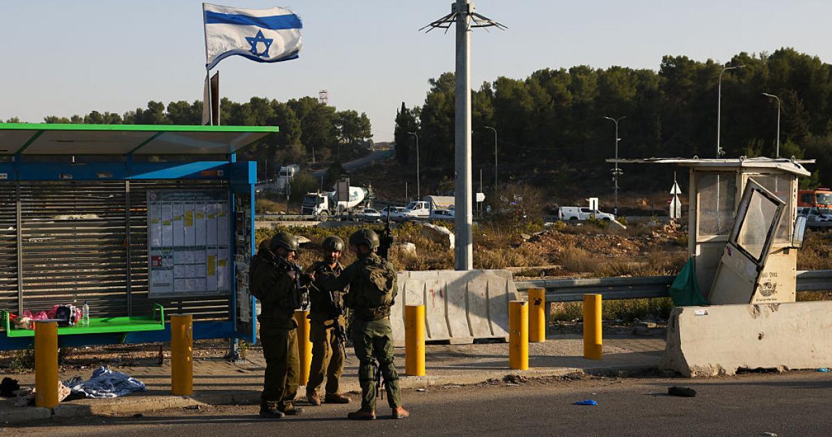 إغلاق المنازل ونصب القناصة وحظر التجوال يزيد من معاناة الأهالي