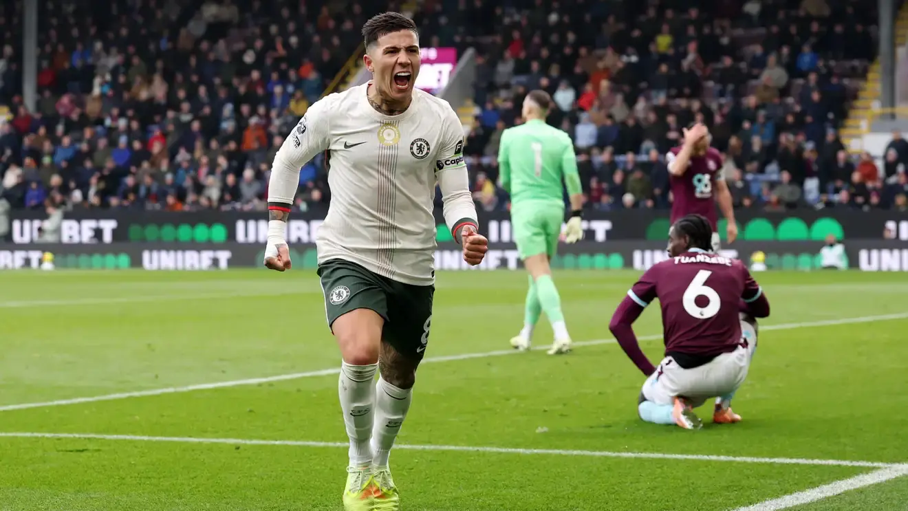 أداء دفاعي قوي وهدف متأخر لإنزو فرنانديز يمنح البلوز ثلاث نقاط مهمة في الدوري الإنجليزي