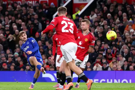 إيفرتون يُسقط مانشستر يونايتد في "أولد ترافورد" رغم النقص العددي ويكرر إنجاز 2013