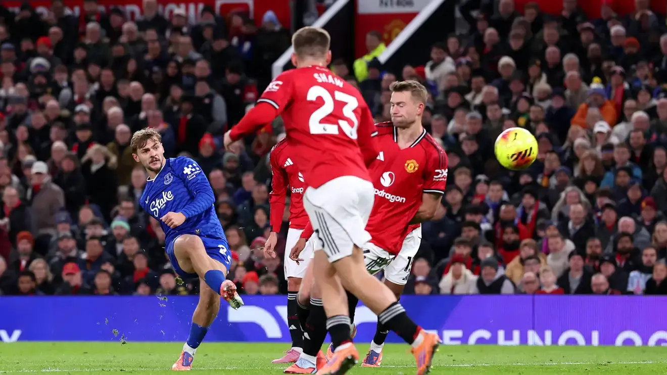 إيفرتون يُسقط مانشستر يونايتد في "أولد ترافورد" رغم النقص العددي ويكرر إنجاز 2013