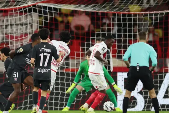 موناكو يصعق باريس سان جيرمان ويفوز بقمة الدوري الفرنسي بهدف مينامينو