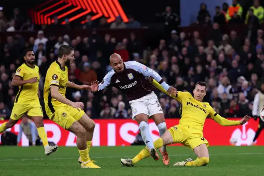 مالين يقود أستون فيلا للفوز على يونج بويز في لقاء مثير وشغب جماهيري