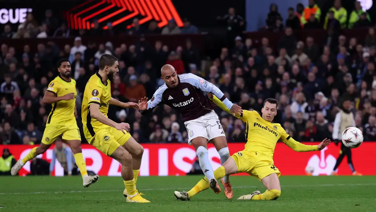 النجم الهولندي يسجل ثنائية ويحافظ على آمال فيلا الأوروبية وسط أحداث توتر في المدرجات