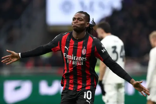 ميلان يعتلي الصدارة مؤقتاً ويوفنتوس يستعيد توازنه في ليلة مثيرة بالكالتشيو