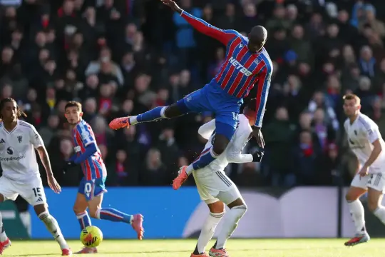 مانشستر يونايتد يقلب الطاولة على كريستال بالاس ويفوز بثنائية في الدوري الإنجليزي