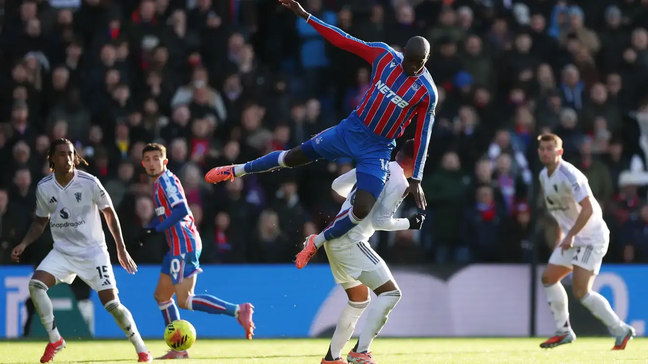 الشياطين الحمر يحولون تأخرهم إلى انتصار ثمين يقفز بهم إلى المركز السادس