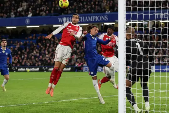 تشيلسي ينجو بنقطة ثمينة أمام آرسنال رغم النقص العددي في قمة الجولة 13