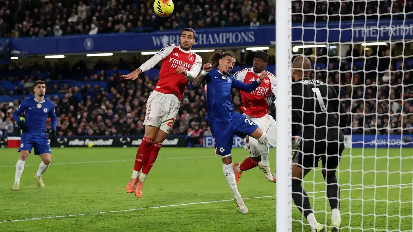 طرد كايسيدو أربك البلوز… وتشالوباه يوقّع هدف التقدم قبل أن يخطف ميرينو التعادل للمتصدر