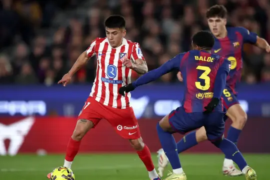 برشلونة يواصل انتصاراته ويهزم أتلتيكو مدريد بثلاثية تؤمن صدارته لليجا