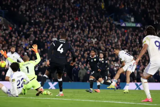 ليدز يصعق تشيلسي بثلاثية.. وليفربول ينجو من الهزيمة أمام سندرلاند في البريميرليغ