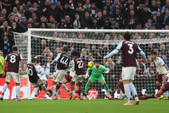 أستون فيلا يصعق آرسنال بهدف قاتل ويشعل صراع صدارة الدوري الإنجليزي