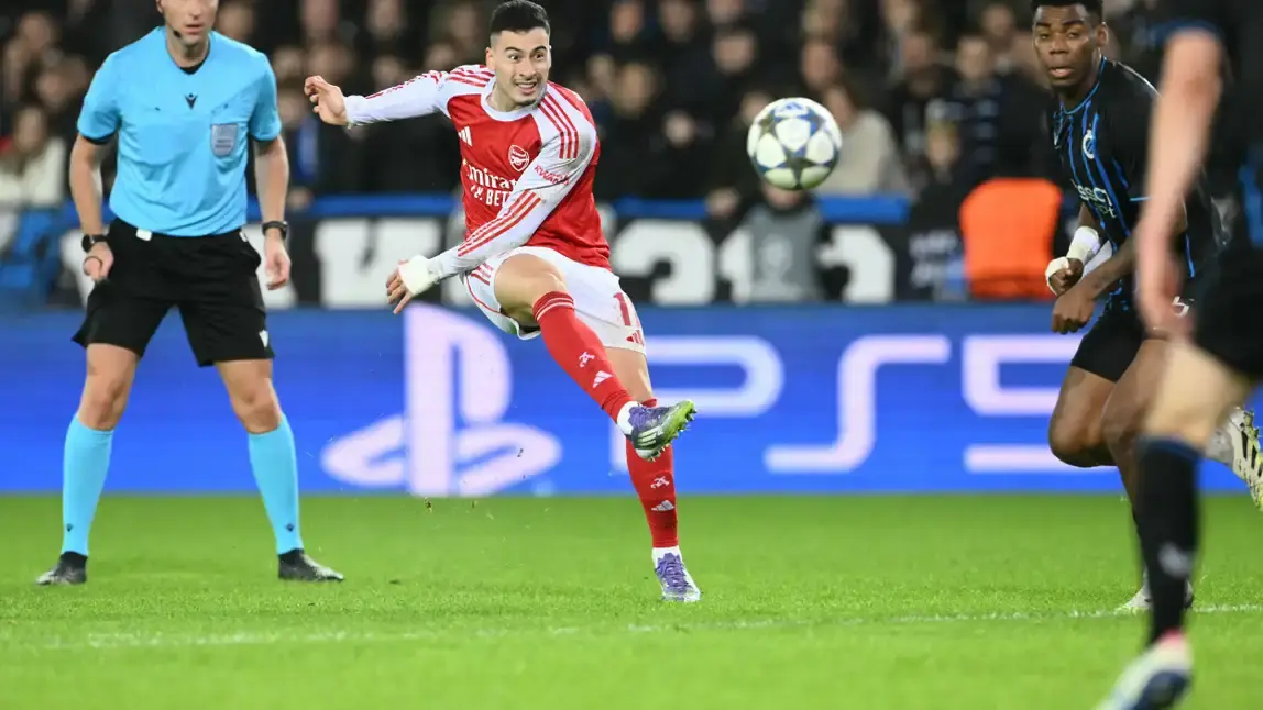 نوني مادويكي يتألق بهدفين ومارتينيلي يضيف الثالث ليواصل المدفعجية سلسلة انتصاراتهم بالمسابقة