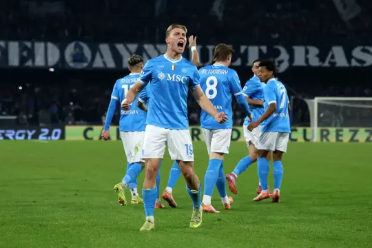 نابولي يتصدر الدوري الإيطالي بفوز مثير على يوفنتوس ويشعل صراع الاسكوديتو