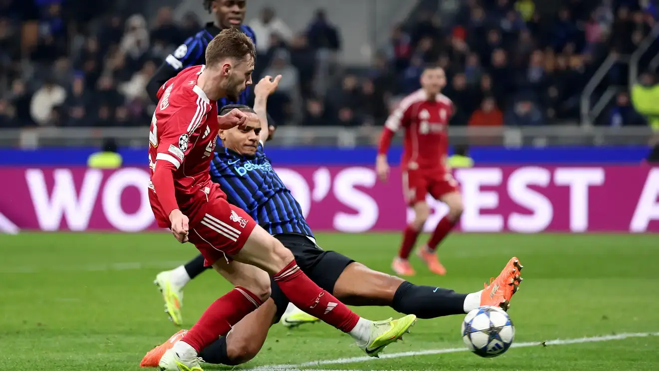 ركلة جزاء متأخرة من سوبوسلاي تهدي الريدز ثلاث نقاط ثمينة رغم الغيابات والأزمات الداخلية