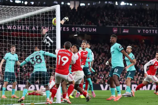 آرسنال ينتزع فوزًا قاتلًا من وولفرهامبتون بهدفين عكسيين