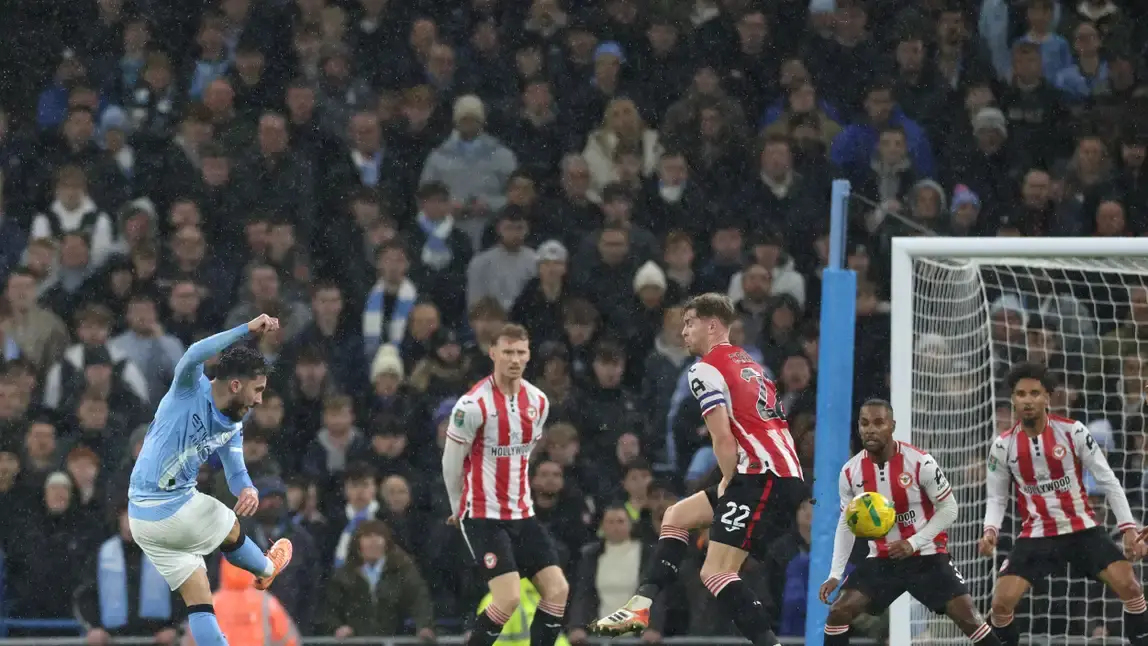 السيتي يتجاوز برينتفورد بثنائية في الاتحاد ونيوكاسل يحسم مواجهة فولهام في الوقت القاتل