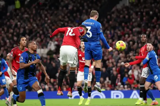 مانشستر يونايتد يتعثر دراميًا أمام بورنموث بتعادل 4-4