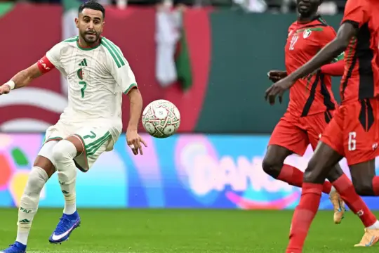 محرز يتألق ويقود الجزائر لانتصار مريح على السودان في افتتاح كأس أفريقيا