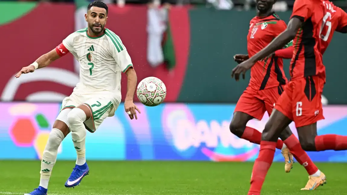 ثنائية رياض محرز تمنح محاربي الصحراء فوزًا بثلاثية نظيفة وتضعهم في صدارة المجموعة