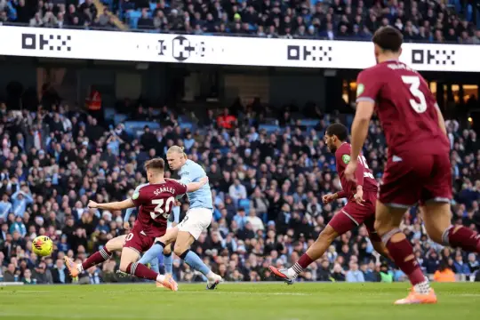 مانشستر سيتي يكتسح وست هام بثلاثية ويعتلي صدارة البريميرليغ مؤقتًا