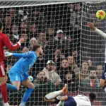 ليفربول يهزم توتنهام بثنائية في مباراة نارية بالدوري الإنجليزي