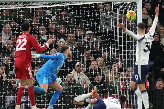 ليفربول يهزم توتنهام بثنائية في مباراة نارية بالدوري الإنجليزي