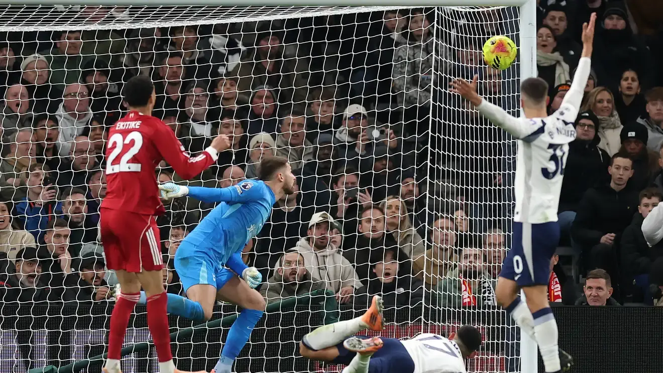 طردان وإصابات لا تمنع الريدز من العودة بالنقاط الثلاث من لندن